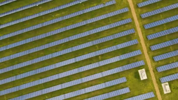 Letecký pohled na velkou elektrárnu s mnoha řadami solárních fotovoltaických panelů pro výrobu čisté elektřiny. Obnovitelná elektřina s nulovými emisemi - Záběry, video