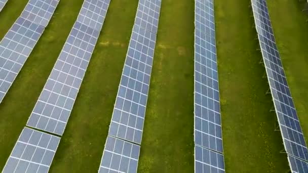 Vista aérea de una gran central eléctrica con muchas filas de paneles fotovoltaicos solares para producir electricidad limpia. Electricidad renovable con cero emisiones - Imágenes, Vídeo