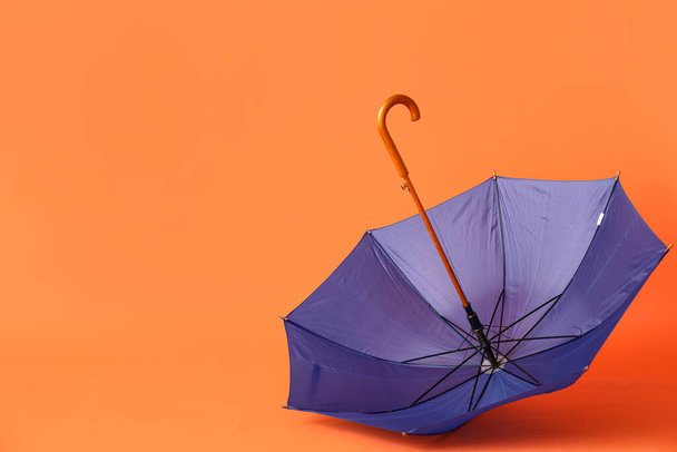 Modrý stylový deštník na oranžovém pozadí - Fotografie, Obrázek