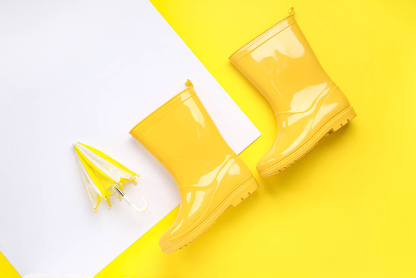 Міні-стильні парасольки та гумки на барвистому фоні - Фото, зображення