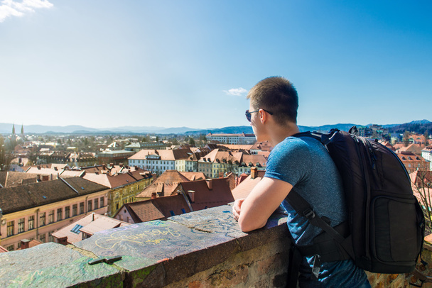 リュブリャナ市街の美しい景色を観光男 - 写真・画像
