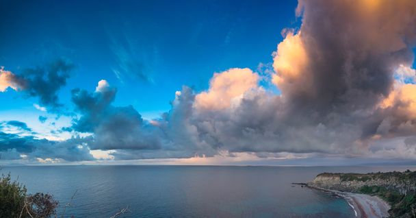 cloudscape de la noche en el cabo milazzo - Foto, imagen