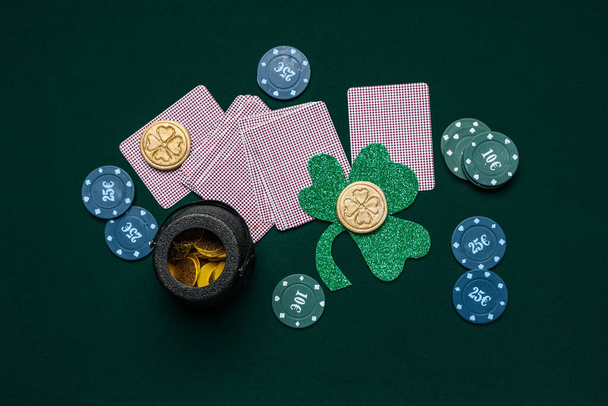 ポーカーチップ,カード,クローバー,ポット ダークグリーンの背景にコイン. 聖パトリックの日のお祝い - 写真・画像