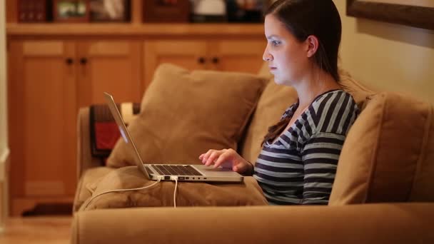 Woman working on computer - Filmati, video