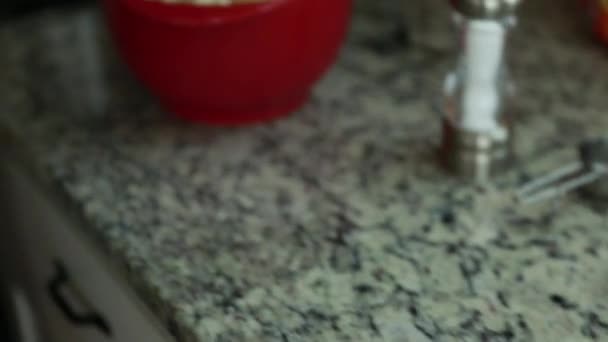 жінка приготування попкорна
 - Кадри, відео