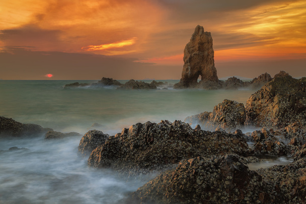 vague de la mer a frappé le rocher au coucher du soleil
 - Photo, image