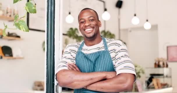 Happy, kollar bağlı ve siyah adam küçük işletmelerin açılması ya da hoş geldin demek için kafe girişinde. Restoranın kapısında gülümseyerek portre, perakende ve hizmet veren kahve dükkanı sahibi veya girişimcisi. - Video, Çekim