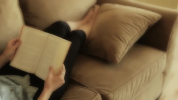 Woman reading a book - Video, Çekim