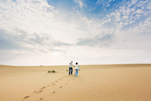 Happy couple in a dune - Foto, Imagem