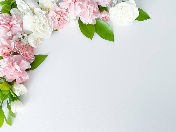 Rózsaszín virág. válogatott rózsaszín virágok határ fehér háttér. üres hely felirathoz vagy szöveghez - Fotó, kép