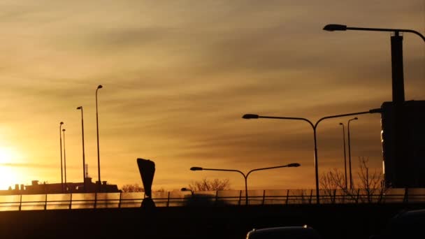 ストックホルム, スウェーデン, 太陽は冬の朝に上昇します E4 ヘラプラン地区の高速道路. - 映像、動画