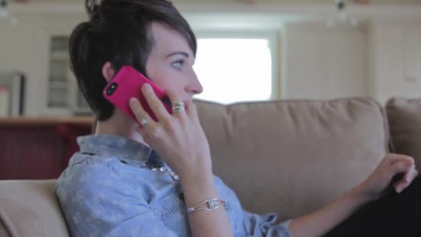 Woman talking on phone - Séquence, vidéo