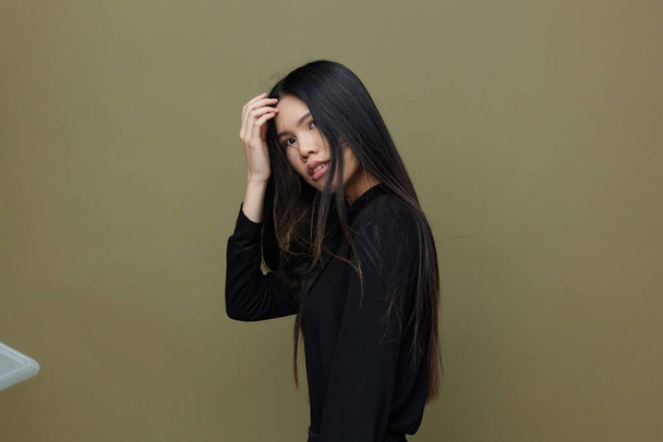Γυναίκα μοντέλο ομορφιά χαριτωμένο καλλυντικά όμορφη μόδα κομψότητα μαλλιά ιαπωνική αίγλη μαλλιά θηλυκότητα μακριά μαλλιά πρόσωπο ελκυστική κοπέλα μαύρο ασιατικό σαλόνι πορτρέτο - Φωτογραφία, εικόνα