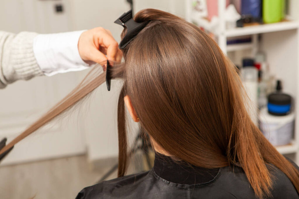 Szakmai fodrász vágás haj fiatal nő szépségszalonban - Fotó, kép