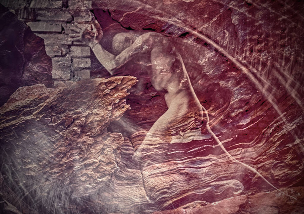 Potente imagen capturando a Prometeo cerca de las rocas, simbolizando resiliencia y fuerza. La representación atemporal de la figura mítica invoca una sensación de resistencia y determinación, bellamente retratada sobre el escarpado telón de fondo de las rocas - Foto, Imagen
