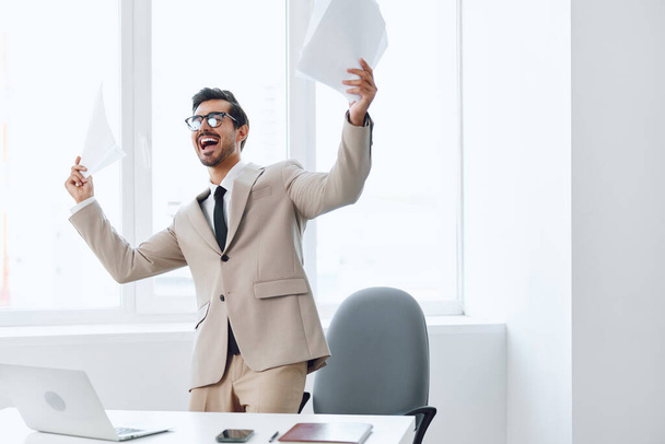 Άνδρας εργαζόμενος επιχειρηματίας νικητής σχεδιασμό εκτελεστικό έγγραφο κοστούμι γραφείο κρατώντας καυκάσιος laptop ευτυχής πουκάμισο εταιρεία γυαλιά επιτυχίας ενηλίκων - Φωτογραφία, εικόνα