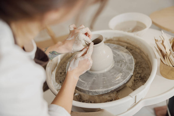 Detailní záběr řemeslníků ruce tvarování hliněné mísy v keramickém studiu. Pottery art and creativity - Fotografie, Obrázek