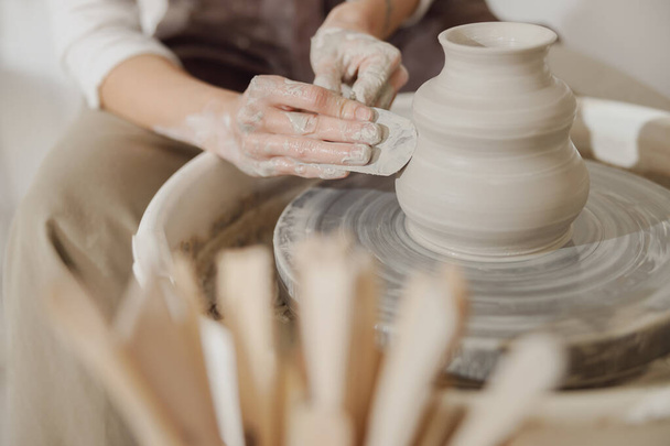Close-up de mãos de oleiro profissional forma de panela de moldagem na roda de cerâmica. Conceito de arte cerâmica - Foto, Imagem