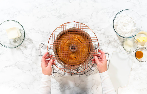 Świeżo upieczone ciasto marchewkowe pozostawia się do ostygnięcia na blacie kuchennym, wypełniając powietrze rozkosznymi aromatami. - Zdjęcie, obraz