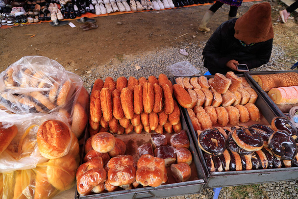 Dulces a la venta en el mercado Coc Ly, Vietnam. Foto de alta calidad - Foto, imagen