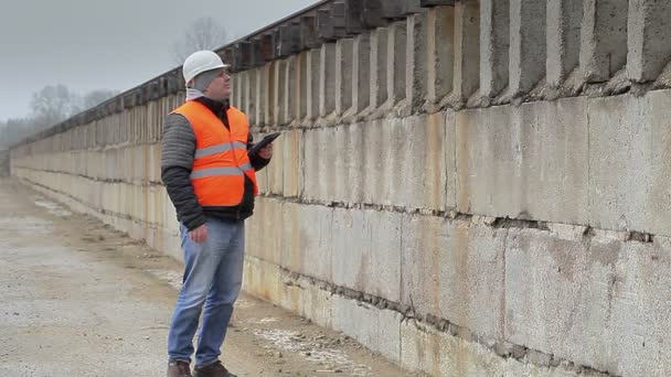 Mühendis ile tablet Pc beton duvara yakın yürüyüş - Video, Çekim