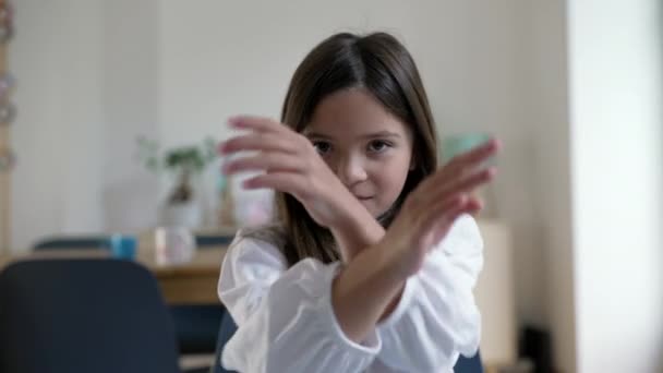 Una niña haciendo una X con brazos en rechazo. Niño diciendo NO - Metraje, vídeo