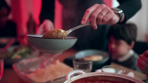 Haza Ünnepi étkezés, szervírozás Ünnepi élelmiszer rá tányér - Felvétel, videó