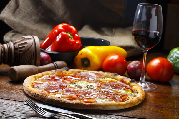 pizza italiana fresca y sabrosa - Foto, Imagen