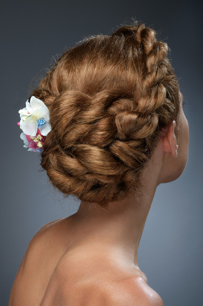 Rückseite des schönen Haarschnitts mit Blumen - Foto, Bild