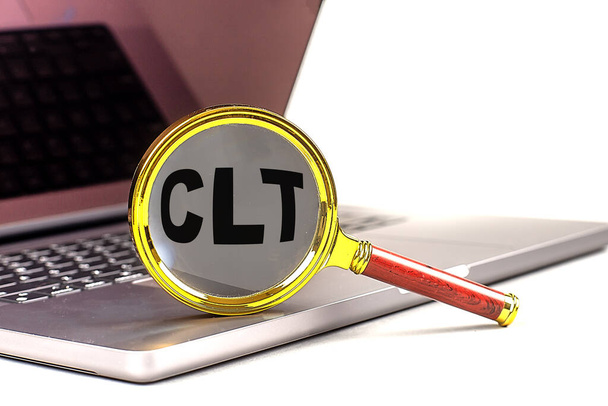 Word CLT suurennuslasi kannettavalla tietokoneella, liiketoimintakonsepti - Valokuva, kuva