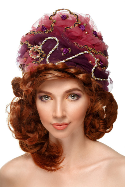Bir headdress güzel kızıl saçlı kız. - Fotoğraf, Görsel