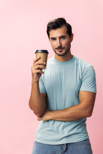 Tişörtçü adam mutlu uyku içeceği hipster öğrenci çayı enerji stüdyosu kahve fincanı gülümseme fincanı izole moda sıcak kağıt. - Fotoğraf, Görsel