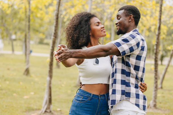Datum Paar Mann und Frau Valentinstag. Afrikanische schwarze Liebhaber im Park im Freien Sommersaison Vintage Farbton - Foto, Bild