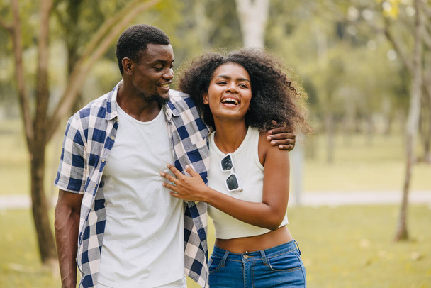 Datum Paar Mann und Frau Valentinstag. Afrikanische schwarze Liebhaber im Park im Freien Sommersaison Vintage Farbton - Foto, Bild