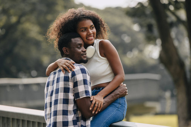 Appuntamento coppia uomo e donna San Valentino. africano nero amante a parco all'aperto estate stagione vintage colore tono - Foto, immagini