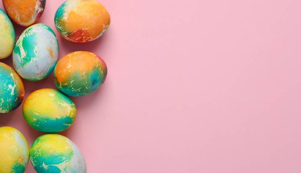 Mnohobarevná velikonoční vajíčka na růžovém pozadí. Kopírovat prostor - Fotografie, Obrázek
