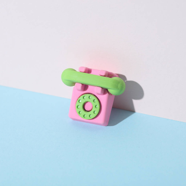 Miniatura de telefone rotativo em fundo pastel. Layout criativo - Foto, Imagem