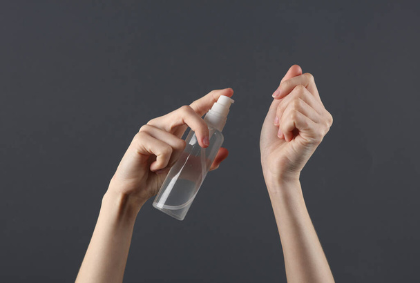 Ženské ruce se cákají krémem na ruce nebo antiseptiky. Čisté ruce, kůže a nehty péče - Fotografie, Obrázek
