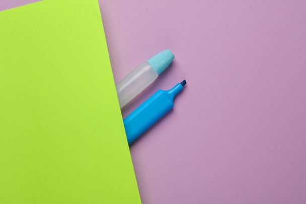Accesorios para la creatividad. Pegamento con un marcador sobre un fondo verde-morado - Foto, Imagen