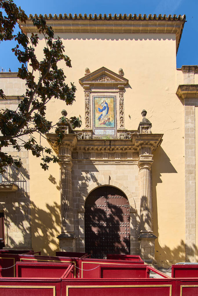 Эстетический вид на декоративный вход в Больницу де ла Каридад в Хересе, с красочными произведениями искусства над дверью. - Фото, изображение