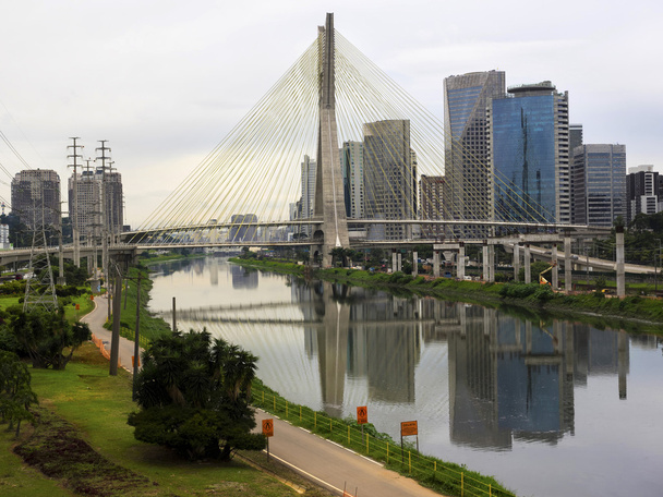 Octavio Frias De Oliveira Bridge (Ponte Estaiada) En Sao Paulo, Brasil
 - Foto, imagen