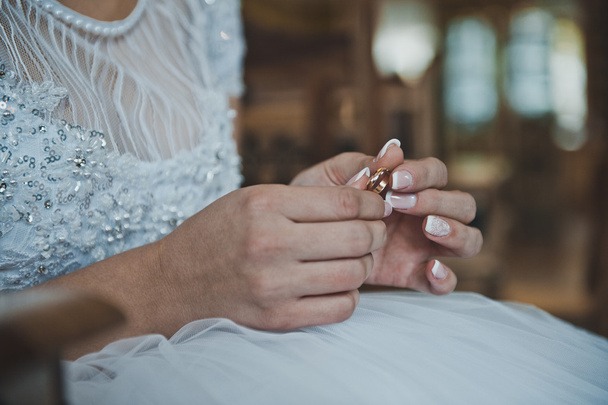 Wedding rings in hands 2473. - Photo, image