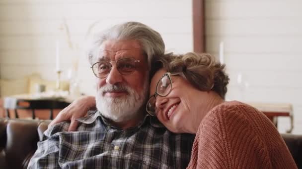 幸せな高齢者の成熟した上品なカップル抱擁、結合、良い未来を考えています。一緒に夢を見ている無料の中年のカップル、快適さと幸福を楽しんで、自宅で希望と喜びを感じて - 映像、動画