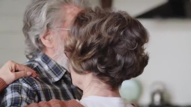 Szczęśliwa para starszych ludzi tańczy razem trzymając się razem. Romantyczna para seniorów bawiąca się tańcem towarzyskim w domu. Wysokiej jakości materiał 4k - Materiał filmowy, wideo