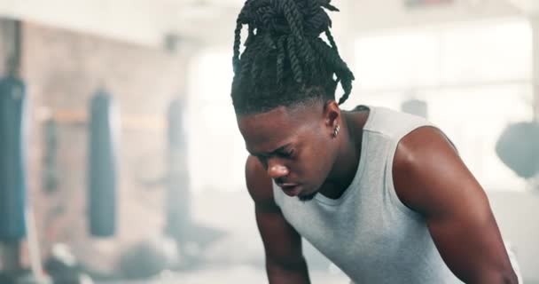 Fitness, zweten en ademen met zwarte man in de sportschool om uit te rusten van training voor gezondheid of cardio. Oefening, moe en intensiteit met uitgeputte jonge sporter training voor prestaties of verbetering. - Video