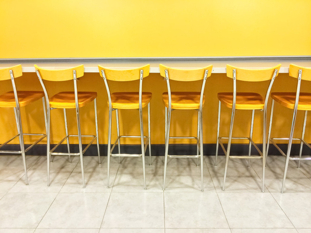 Nyers sárga szék a cafeteria - Fotó, kép