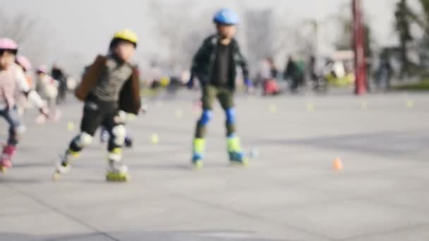 Gyerekek, Görkorcsolyázás a parkban - Felvétel, videó