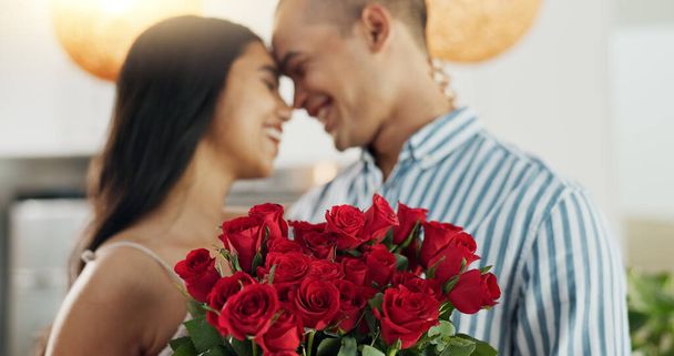 カップル,花,キス記念日のお祝い,結婚,忠誠心,愛へのコミットメント. 人々, 幸せと恋愛関係のマイルストーン, 自宅でのサポートのためのボンディングと植物の贈り物. - 写真・画像