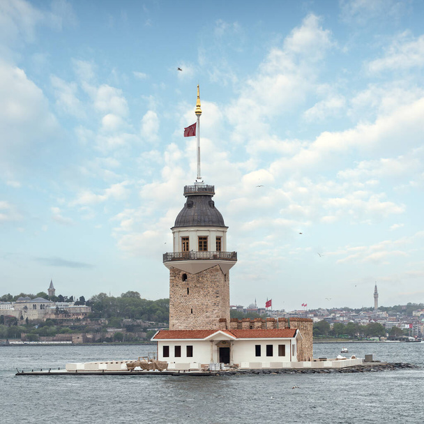 Maidens Tower, Türkçe: Kiz Kulesi, İstanbul 'un Uskudar ilçesi yakınlarındaki İstanbul Boğazı' nda küçük bir adada yer alıyor - Fotoğraf, Görsel