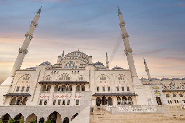2019 yılında İstanbul 'un Uskudar ilçesindeki Camlica Tepesi' nde bir yaz gününde inşa edilen modern bir İslam ibadeti kompleksi olan Buyuk Camlica Camii 'nin alçak açılı çekimi. - Fotoğraf, Görsel